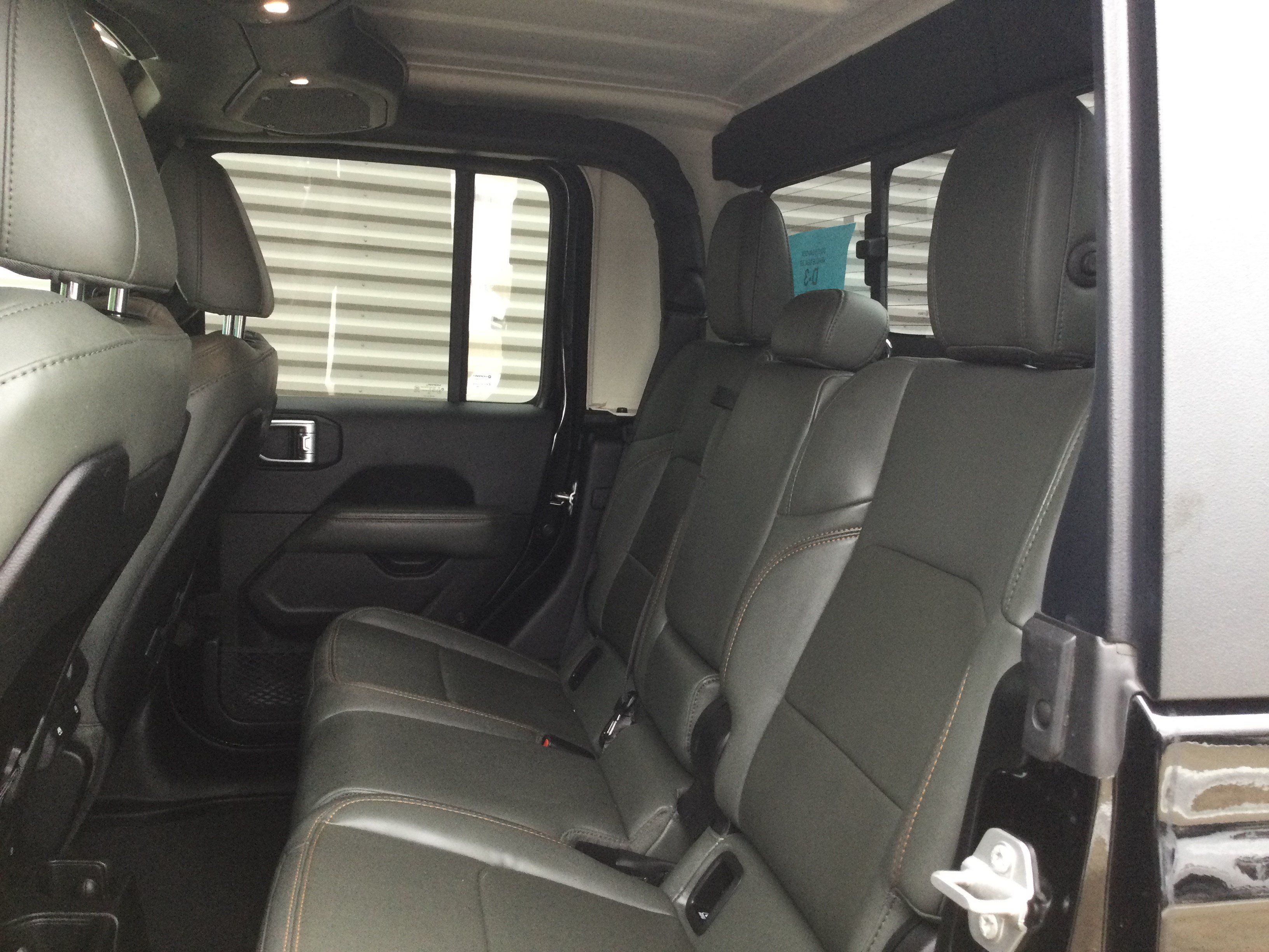 Used 2024 Jeep Gladiator Mojave w/ Technology Group AWD/4WD image 9