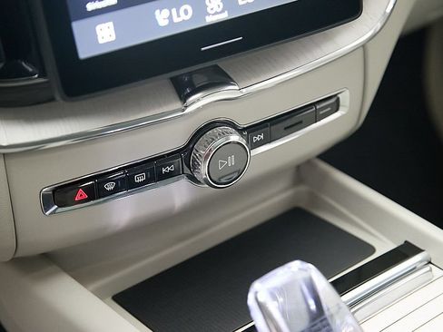 Certified 2026 Volvo XC60 B5 Ultra AWD/4WD image 18