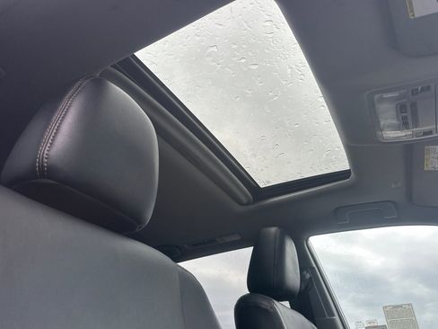 Used 2019 Toyota Highlander SE image 18