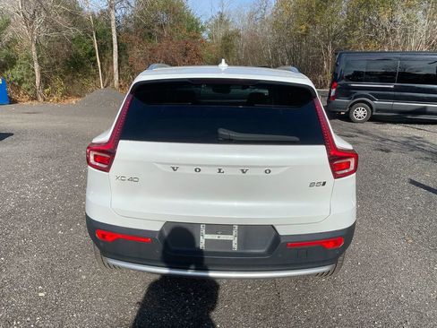 Used 2023 Volvo XC40 B5 Plus image 6
