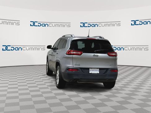 Used 2017 Jeep Cherokee Latitude AWD/4WD image 8