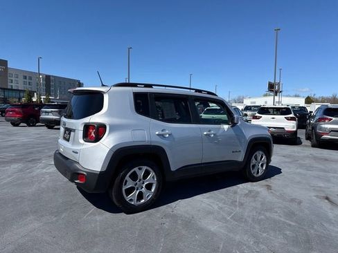 Used 2019 Jeep Renegade Latitude FWD image 3