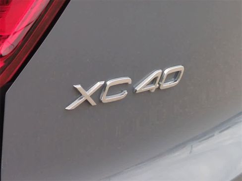 Used 2023 Volvo XC40 B5 Core w/ Convenience Package image 5