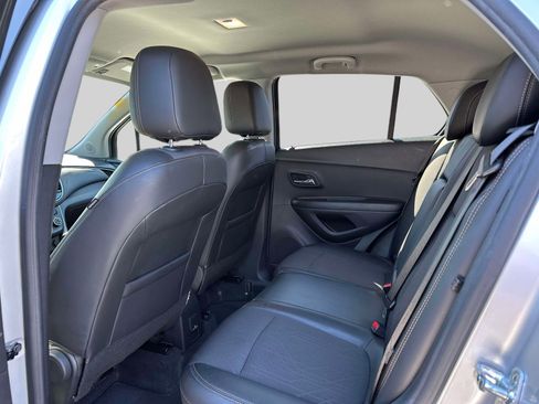 Used 2022 Chevrolet Trax LT w/ LT Convenience Package image 10