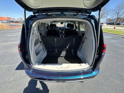 Used 2022 Chrysler Pacifica Touring-L AWD/4WD image 24