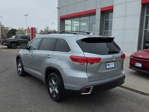 Used 2017 Toyota Highlander Limited Platinum image 3