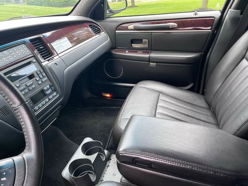 Used 2008 Lincoln Town Car Executive RWD image 39