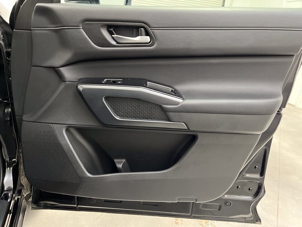 Used 2025 Nissan Pathfinder SL AWD/4WD image 30