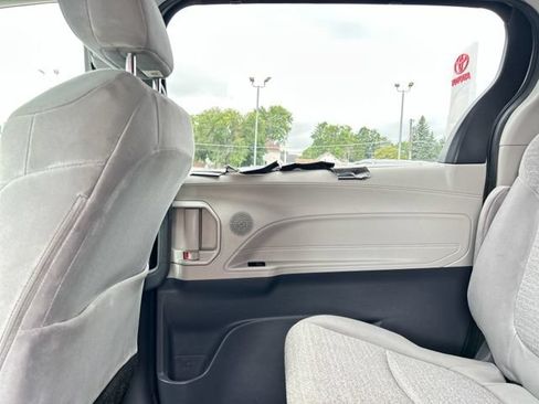 Used 2021 Toyota Sienna LE AWD/4WD image 28