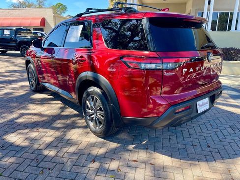 Used 2022 Nissan Pathfinder SV image 3