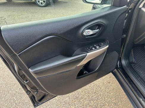 Used 2017 Jeep Cherokee Latitude w/ Comfort/Convenience Group image 9