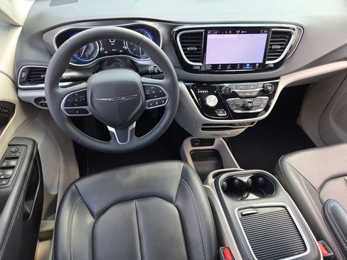 Used 2024 Chrysler Pacifica Touring-L FWD image 7