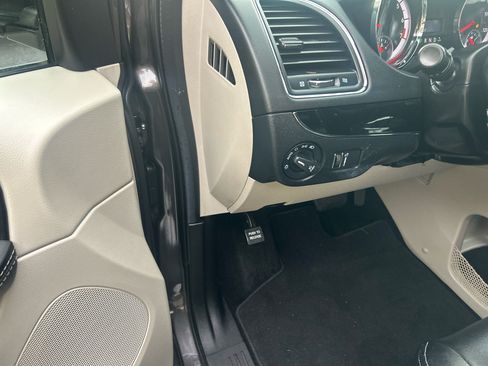 Used 2019 Dodge Grand Caravan SXT image 14