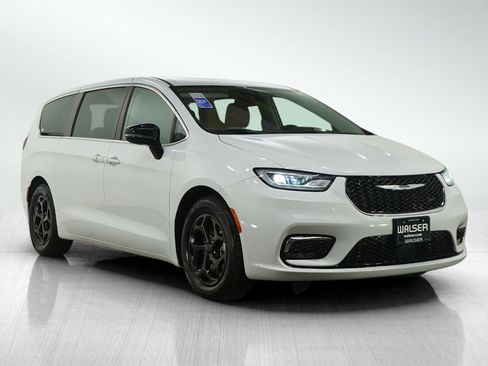 Used 2024 Chrysler Pacifica Limited FWD image 7
