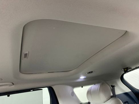 Used 2025 Kia Carnival SX Prestige image 33