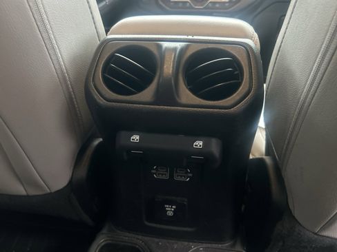Used 2021 Jeep Gladiator Overland image 11