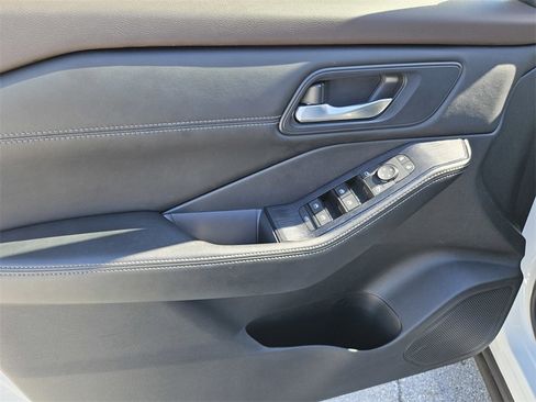 Used 2023 Nissan Rogue SV w/ SV Premium B Package image 12