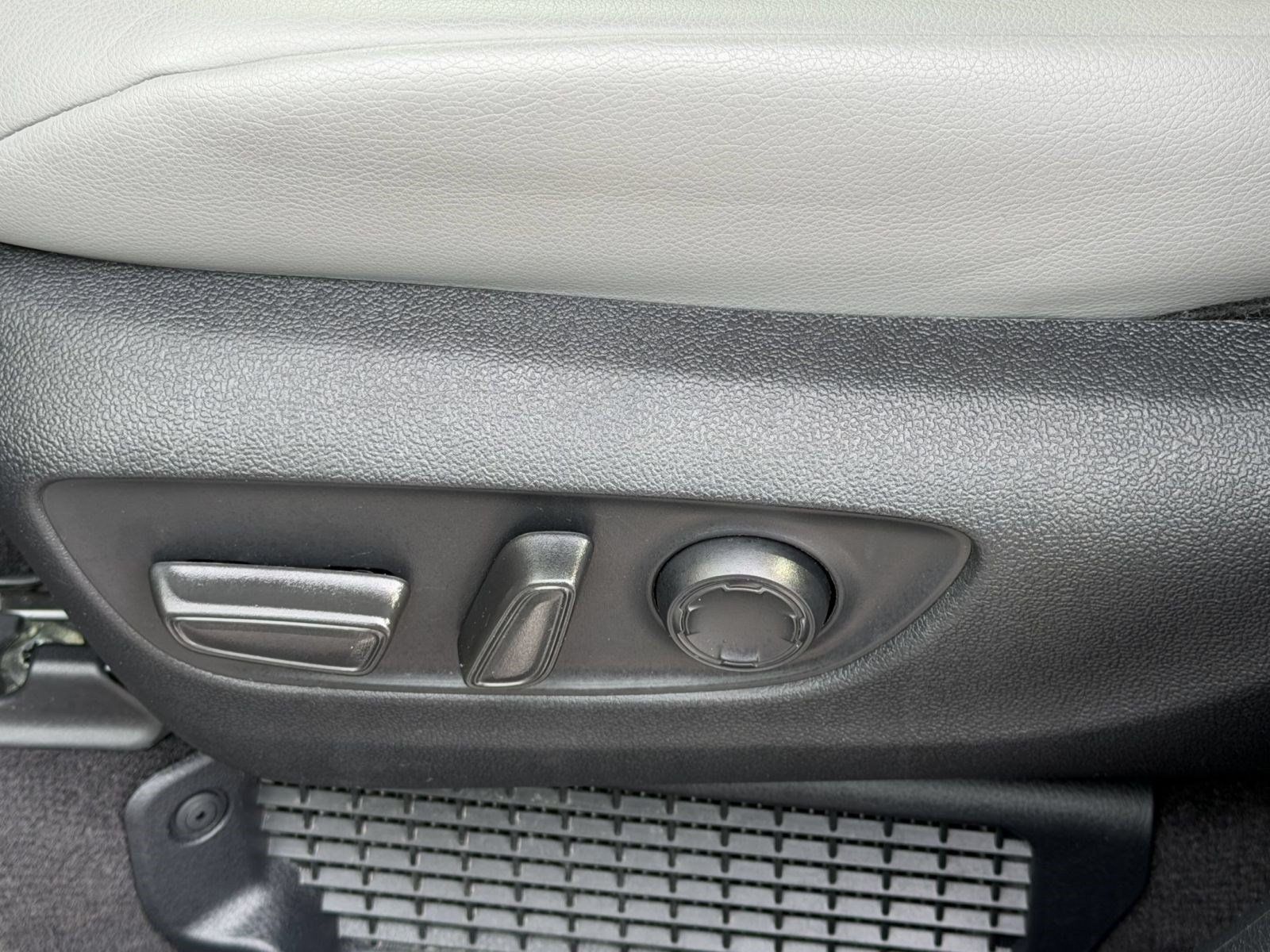 Used 2025 Toyota Sienna XLE FWD image 15