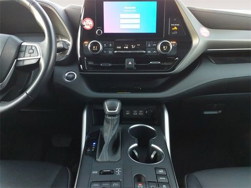 Used 2023 Toyota Highlander XLE image 11