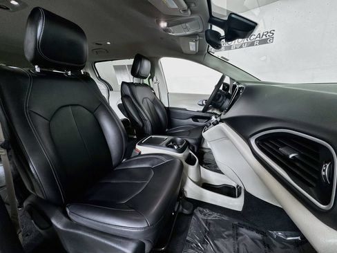 Used 2024 Chrysler Pacifica Touring-L FWD image 28