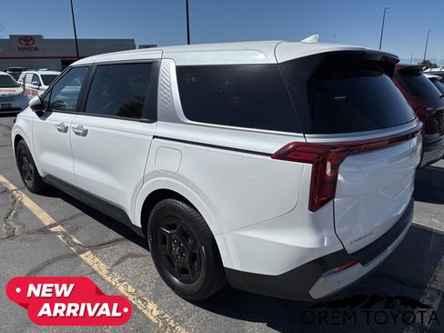 Used 2025 Kia Carnival FWD image 3
