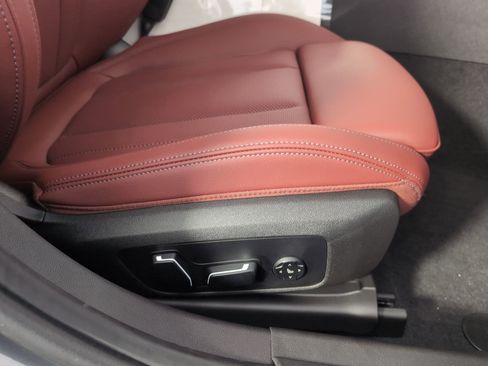 Used 2026 BMW 330i Sedan w/ M Sport Package image 32