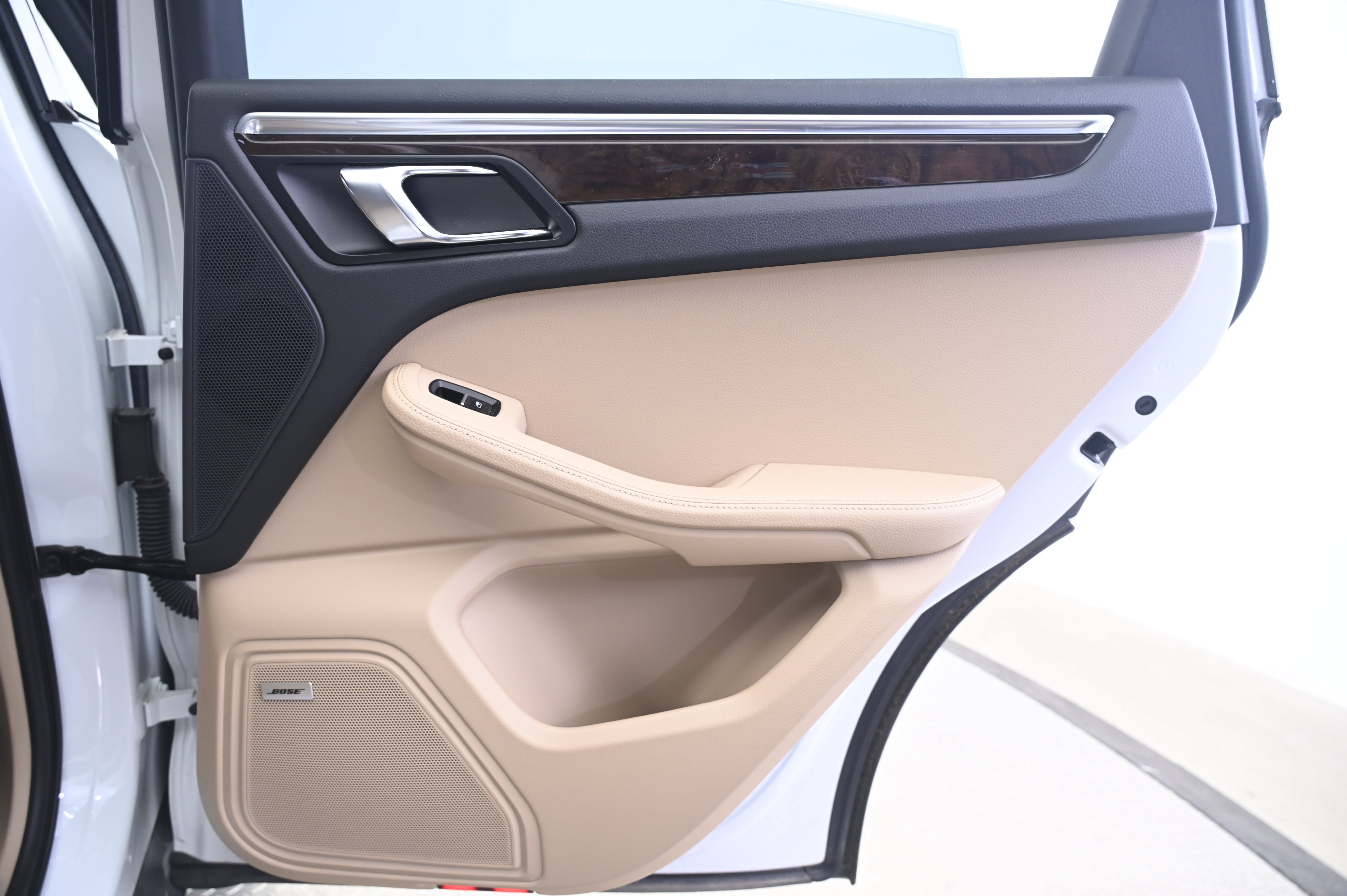 Certified 2024 Porsche Macan AWD/4WD image 16