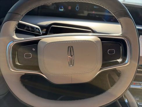 Used 2025 Lincoln Nautilus Premier image 15