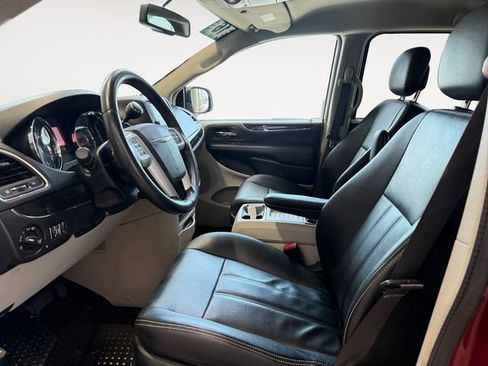 Used 2016 Chrysler Town & Country Touring FWD image 7