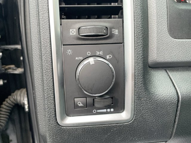 Used 2016 RAM 1500 Classic SLT AWD/4WD image 12