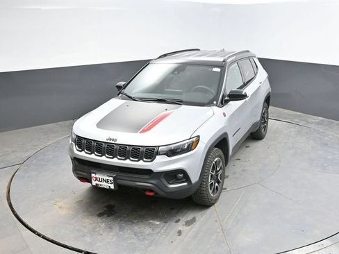 Used 2025 Jeep Compass Trailhawk AWD/4WD image 39