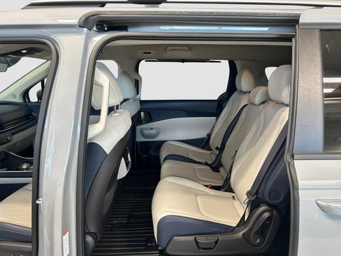 Used 2025 Kia Carnival EX FWD image 21