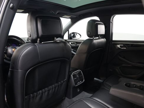 Certified 2022 Porsche Macan AWD/4WD image 39