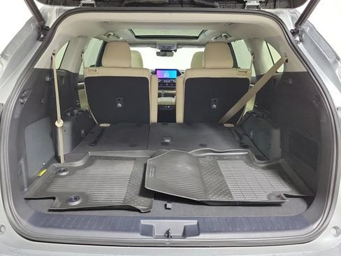 Used 2023 Toyota Highlander Platinum FWD image 10