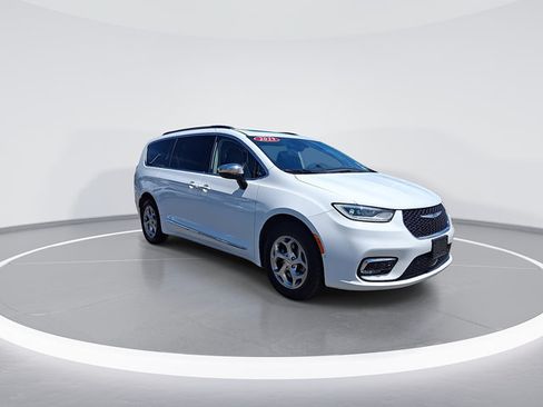 Used 2023 Chrysler Pacifica Limited AWD/4WD image 2