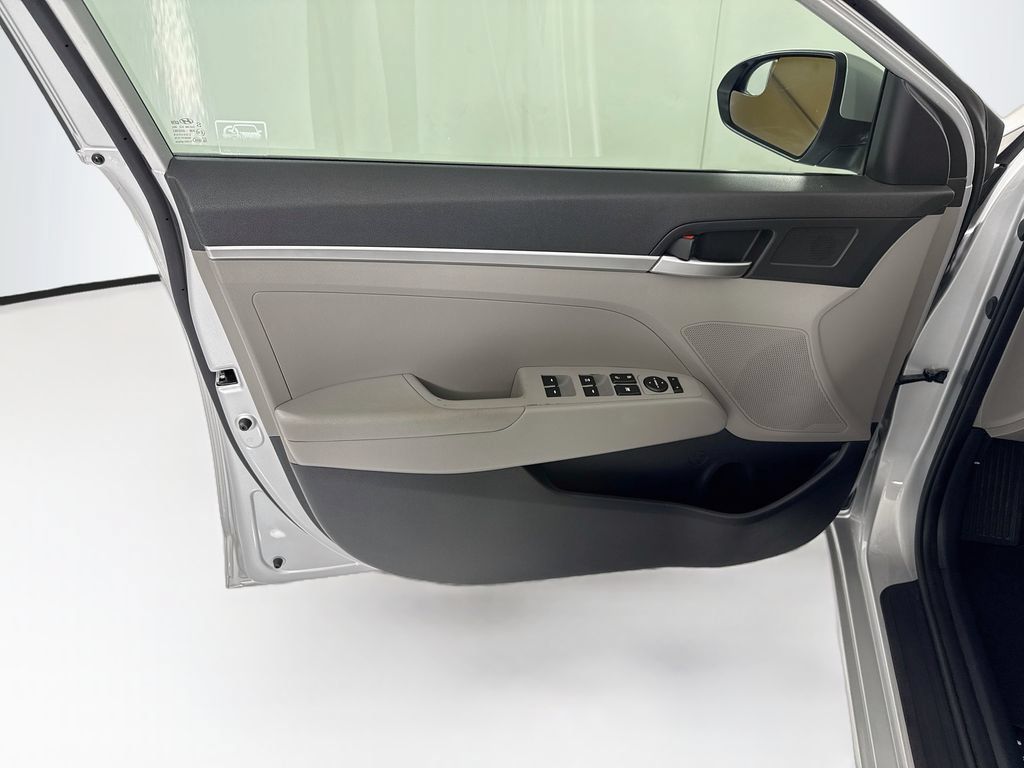 Used 2019 Hyundai Elantra SE FWD image 24