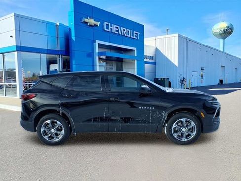 Used 2025 Chevrolet Blazer LT image 2