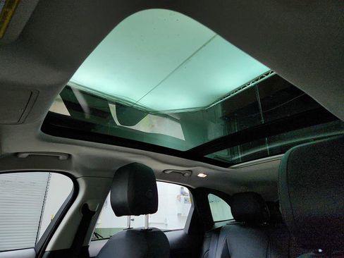 Used 2017 Jaguar F-PACE Premium image 15