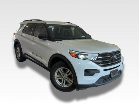 Used 2020 Ford Explorer XLT image 2