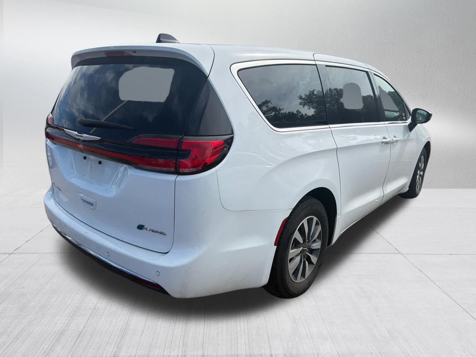 Used 2024 Chrysler Pacifica Limited FWD image 3