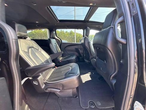 Certified 2022 Chrysler Pacifica Limited w/ S Appearance Package FWD image 27