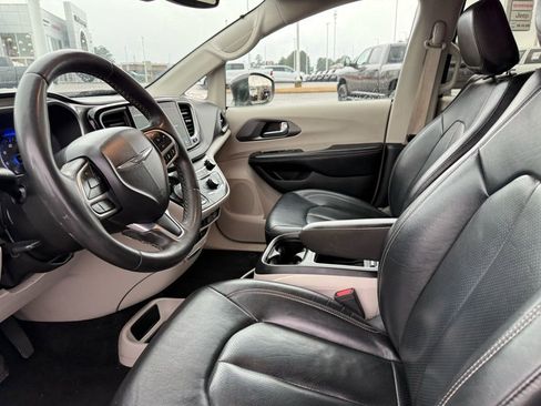 Used 2022 Chrysler Pacifica Touring-L image 8