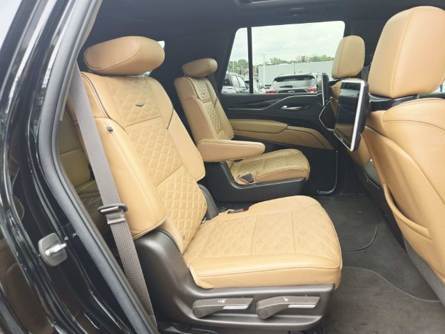 Certified 2022 Cadillac Escalade Premium Luxury w/ Performance Package AWD/4WD image 16
