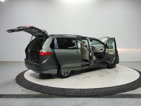 Used 2020 Toyota Sienna XLE Premium FWD image 16
