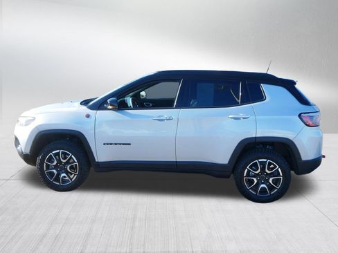 Used 2025 Jeep Compass Trailhawk image 4