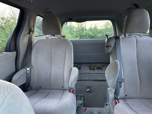 Used 2012 Toyota Sienna LE w/ Towing Pkg FWD image 17