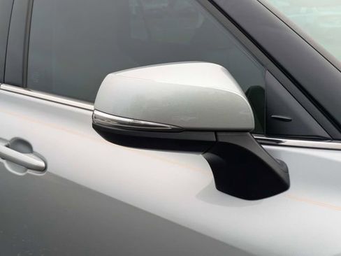 Used 2022 Toyota Highlander XLE image 12