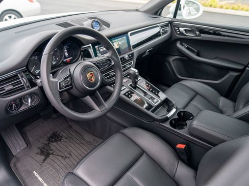 Certified 2025 Porsche Macan AWD/4WD image 4