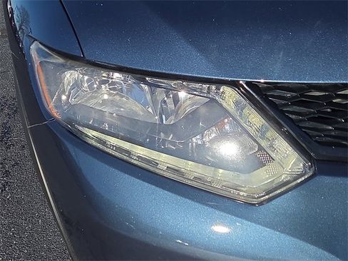 Used 2015 Nissan Rogue SV image 9