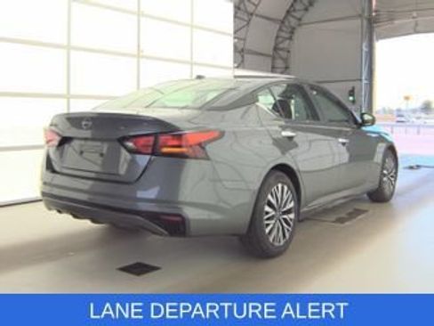 Used 2025 Nissan Altima 2.5 SV FWD image 6